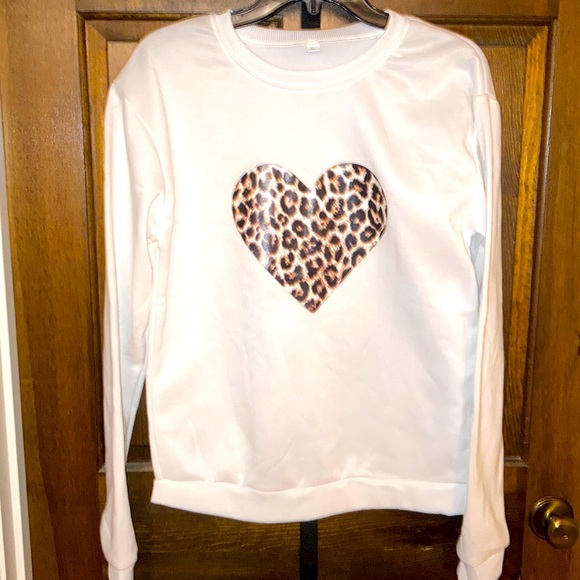 🔥NWOT Cute White Sweatshirt w/ leopard print heart - Picture 1 of 9